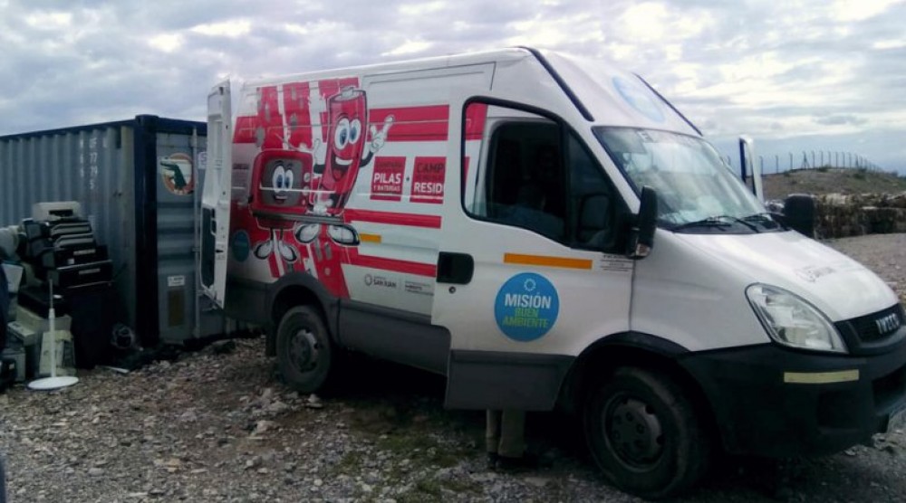 Ambiente recolectó 220 kg de celulares en un mes